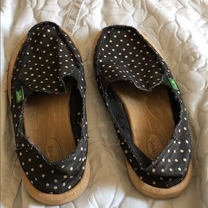 SANUK Women’s size 7, Ladies shoes.